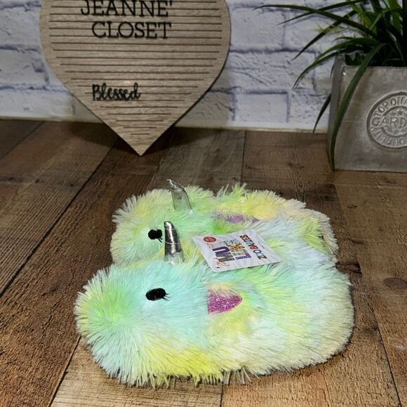 Girls' MUK LUKS Unicorn Slipper

New - Picture 2 of 7